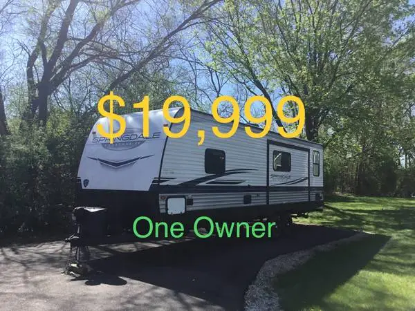 2023 Keystone Sleeps 4/6 Fireplace Solar One Owner Classic Car trades?