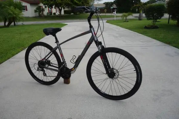 Like New Giant Cypress DX Comfort Bike 700C (28”) tires 24 Speeds Disc