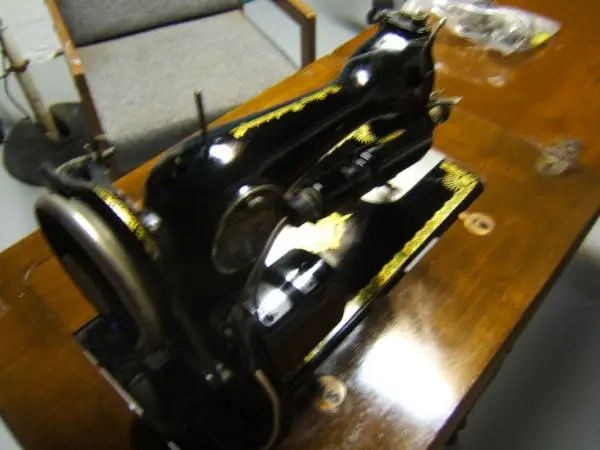 Singer sewing machine with a light on it  from 1935 in real nice works