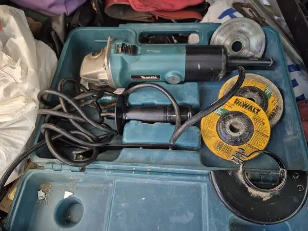 Makita Angle Grinder 4 Wheel  9523NBH 120 Volt Outfit