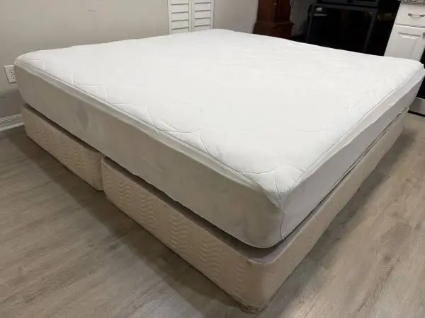 King size bed. Mattress & box springs. NO smoke & NO pets. CAN DELIVE!