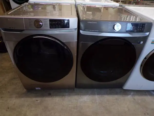 2023 Samsung washer and dryer /stackable