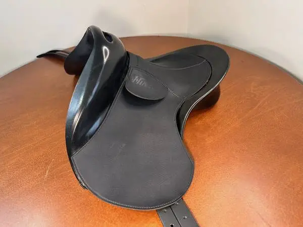 Wintec Saddle Horse *See photos for ruler measurements Horseback