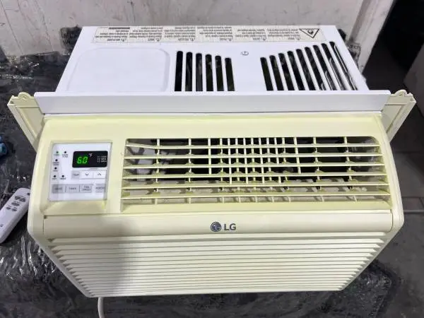 LG Window Air conditioner with remote 6000BTU