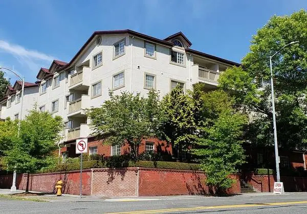 3-BR APT Leasing for Fall / 5 mins walk to UW Campus