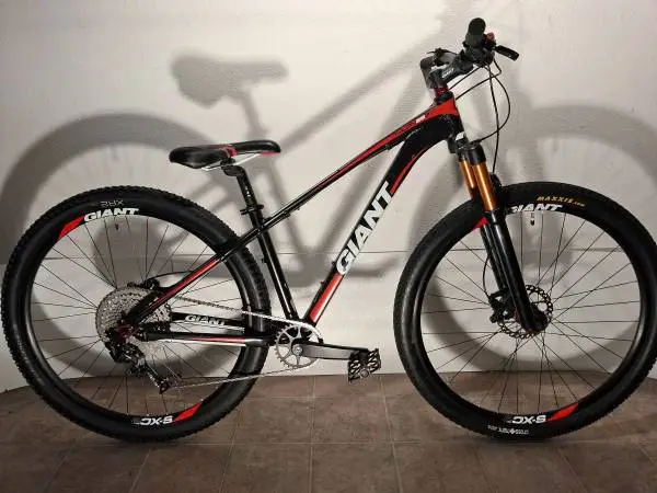 29 GIANT TALON MOUNTAIN BIKE