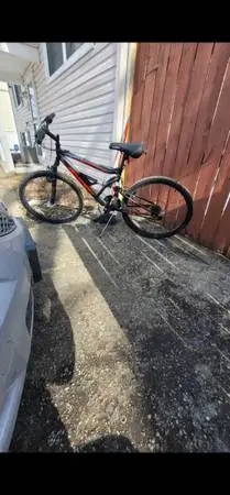 26 Hyper Shocker Moutain Bike (very good) Retail at Walmart $188 sellingfor$100