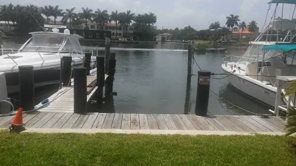 Boat Dock for rent Miami Beach Intracoastal Collins Ave