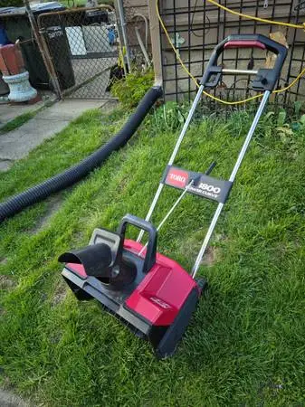 Toro  18-Inch 15 Amp Electric 1800 Power Curve Snow Blower,