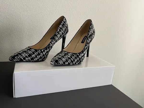 Nine West Black with White multi fabric 4 pumps high heels - size 7