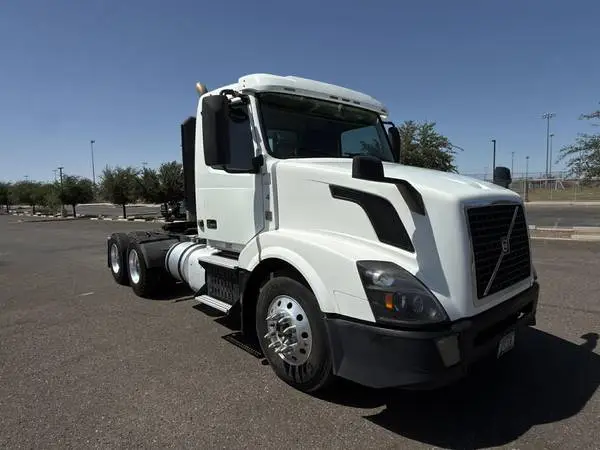 2015 Volvo VNL Day Cab Semi