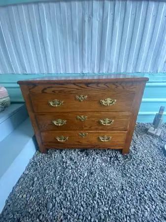 Oak 3-Drawer Dresser Beautiful Condition