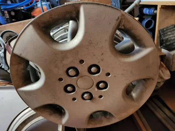 One  5 bolt hubcap