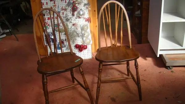 matching pair of windsor chairs very sturdy look great pair for