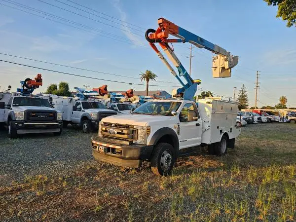 2018 ford f550 4x4 bucket truck