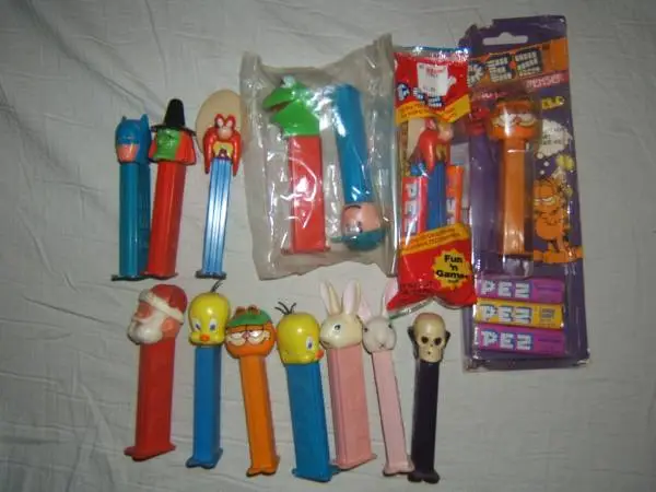 LOT OF 14 VINTAGE PEZ DISPENSERS COLLECTION RARE LOOK!