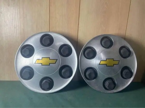 Two Chevrolet 6 lug center / hub cap 9596341