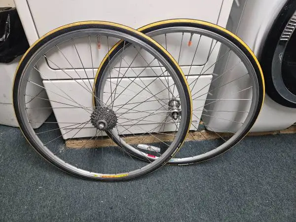 Set of 700C wheels, Mavic rims, Campagnolo Mirage hubs