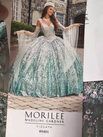 Elegant Quince/Prom Gown Dress💚🤍