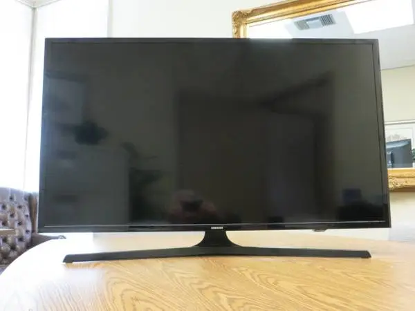 SAMSUNG 40 HD SMART TV