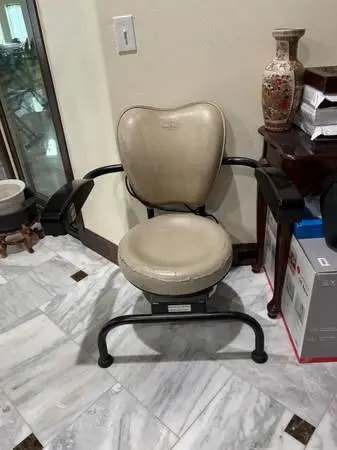HAWAII REVOLVING CHAIR GOOD CONDITION $60