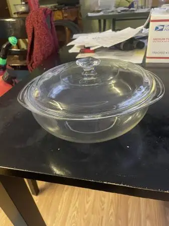 Pyrex 2-quart casserole pie cake bread baking dish with lid