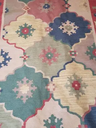 Vintage 5 x 8 Area Rug. Great Condition. Smoke Free