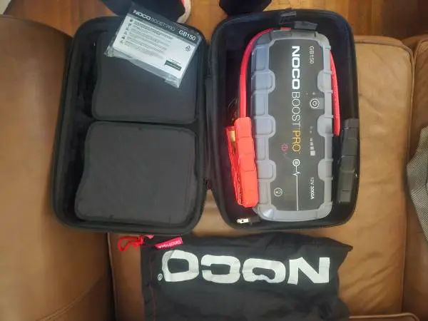Car/Truck 12V NOCO 3000A battery jump carger!!