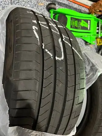 Pirelli P Zero 255/40R19 96Y Tire
