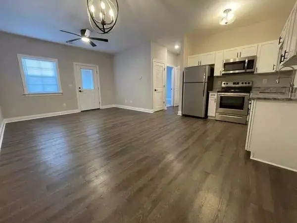A location to envy! Stunning 1 bed, 1 bath ready for you.