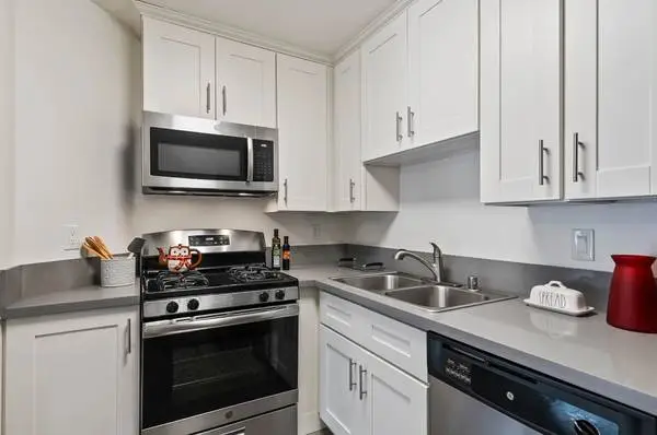 Pets are welcome! 2 bd / 2 ba. Call for a tour!