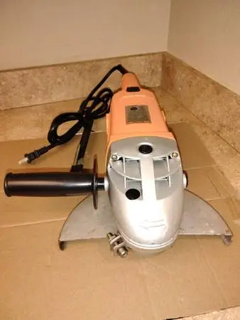 Chicago Electric 9 Angle Grinder,& 4 New Grinder Wheels # 93179