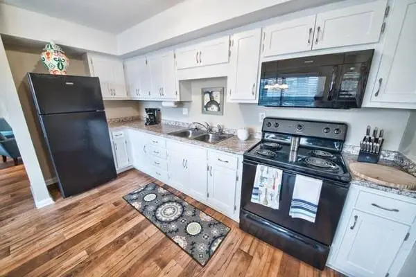 Dont let this fabulous 2 bed 1 bath apartment get away!!