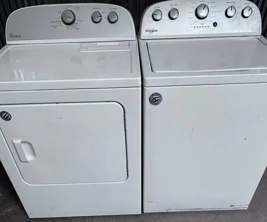 Clean Whirlpool Washer and Dryer Set