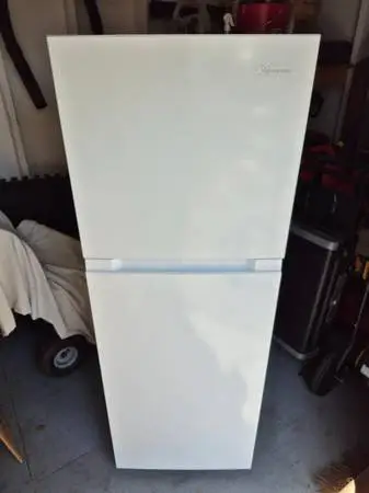 Frost Free Refrigerator Looks Like New
