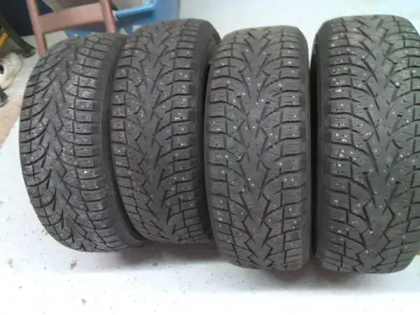 255/60r18 Studed ( Like New)