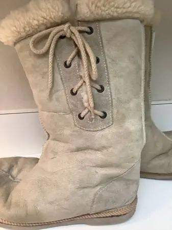 Ugh Boots frm Australia  with fur lining / Tie Up  Size  71/2-8