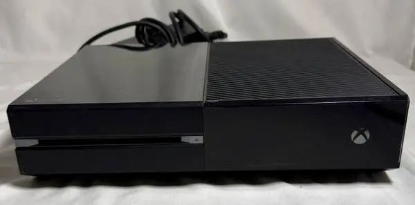Microsoft Xbox One 1540 Black 500GB Console Bundle Controller