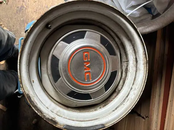 WANTED : 8 inch STEEL STOCK WHEELS FOR CHEVY 4X4 TRUCK GM SUBURBAN