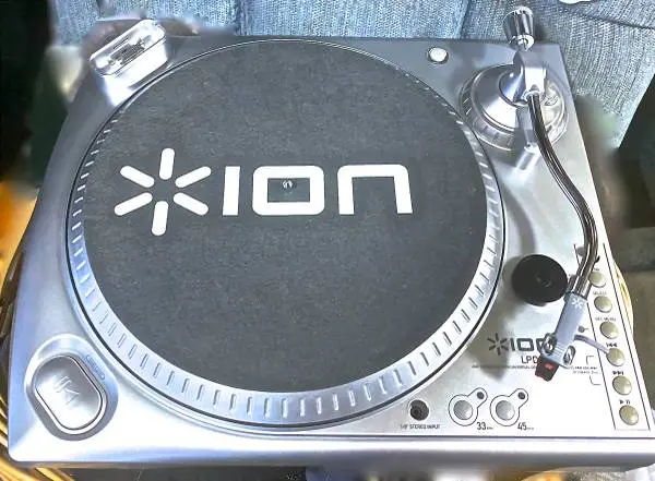 ION TURN TABLE WITH IPOD PORT