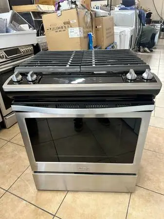 Whirlpool WEG515SOFS2 Stainless Steel slide-in Gas range LIKE NEW!!