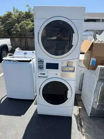 MAYTAG COIN OP LAUNDRY CENTER ( GAS )
