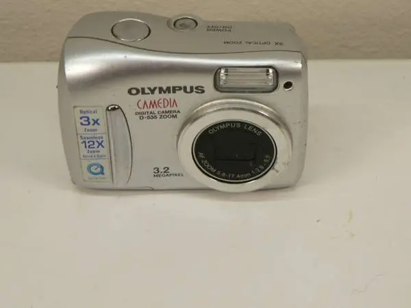 Olympus CAMEDIA D-535 Zoom 3.2MP Digital Camera / 3x Optical Zoom / Vi