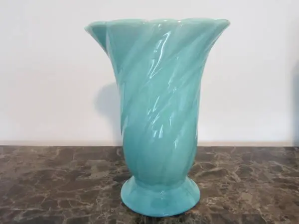 ****VINTAGE SHAWNEE SWIRL VASE ****