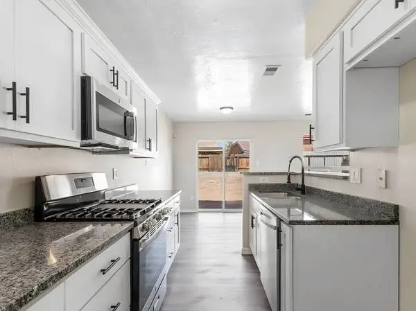 2BR/2BA w/ Garage Near SW Albuquerque Quiet St Updated Kit