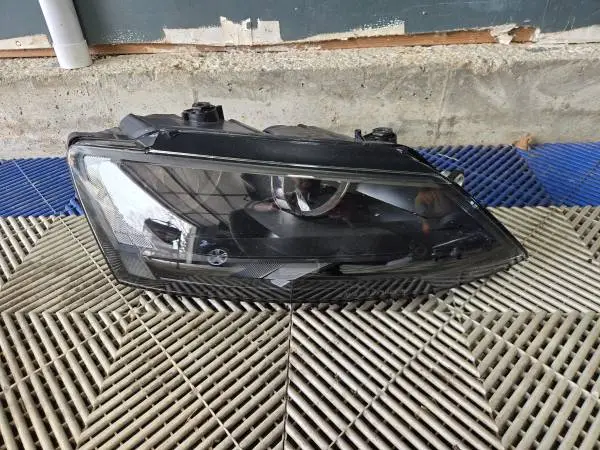2011 to 2016 Volkswagen Jetta Right Passenger Side Headlight Haloge