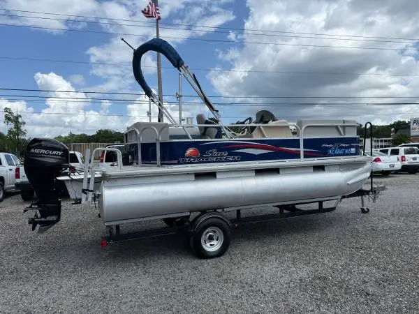 2015 SUN TRACKER PARTY BARGE 18 DLX PONTOON