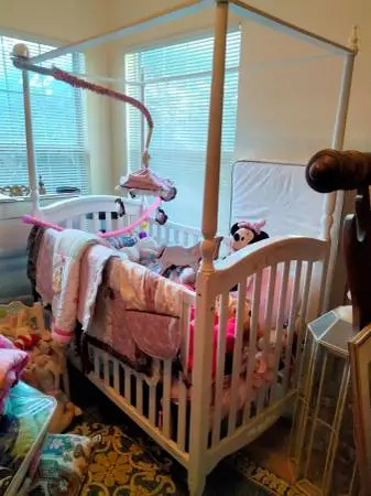 Cuna hermosa y colchon tamaño completo Canopy crib beautiful