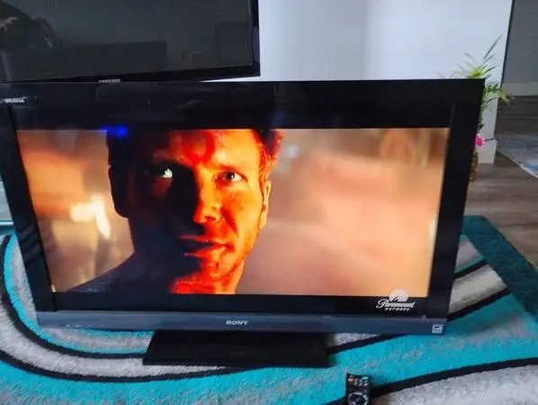 40-in Sony TV with remote same as new works perfect