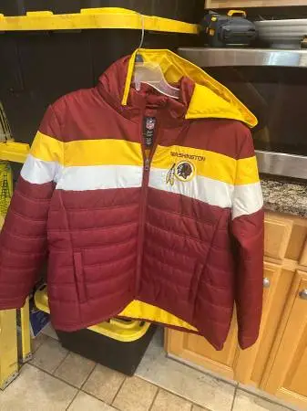 NEW Washington Redskins Insulated Jacket. with Detachable hood
